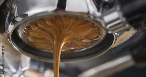 Fotomural espresso coffee extraction with bottomless filter,