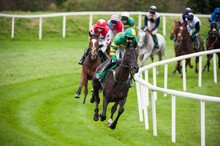 Horse Race Turning The Corner 