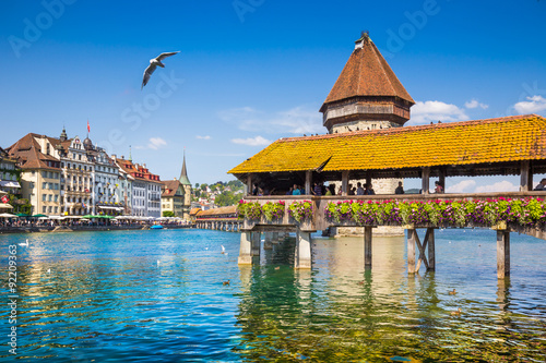 Photographie Ville historique de Lucerne avec Pont de la Chapelle, Suisse
