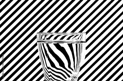 Zdjęcie XXL Abstrakcyjne załamanie czarno-białych przekątnych w szklance w