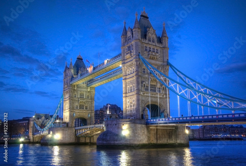 wieze-mostu-tower-bridge-wieczorna-pora-na-tle-nieba