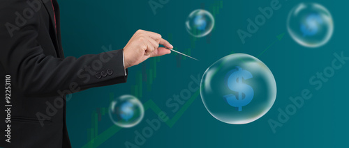 Fotografía hand hole needle with dollar symbol in bubble