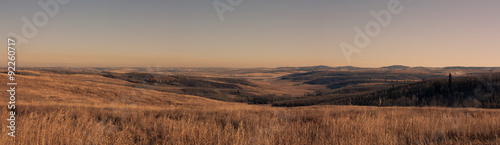 Fotografía A panoramic landscape of foothills in the prairies, Ann & Sandy Cross Conservation, Alberta, Canada