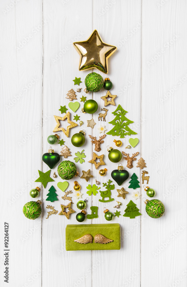 Weihnachtsbaum mit grün, gold und weiß dekoriert. Weihnachtliche Dekoration mit Holz. Stock Photo