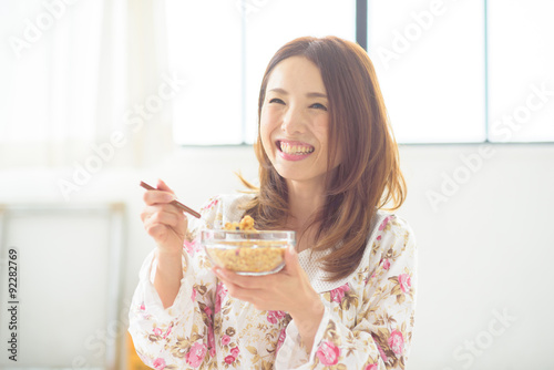 朝食中の綺麗な40代日本人女性 Buy This Stock Photo And Explore Similar Images At Adobe Stock Adobe Stock