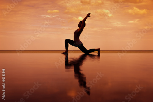 Fotografia silhouette Reflextion of low lunge in Yoga pose with sunset background