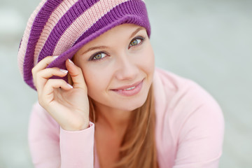 beautiful woman posing in a hat in city 