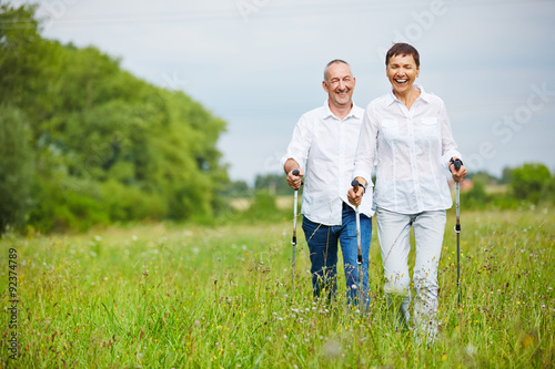 Fotografía Frau und Mann über wandern Feld im Sommer