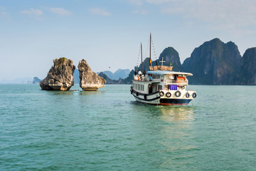 Wall Mural - Tourist Boat Visiting the Kissing Rocks in Halong Bay, Vietnam