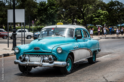 Fototapeta na wymiar Kuba Havanna fahrender blau weisser Oldtimer auf dem Malecon