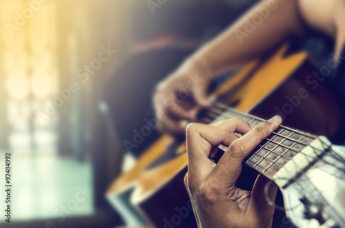 Zdjęcie XXL ręka mężczyzny w gitarze klasycznej