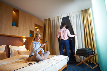 Wall Mural - young couple in modern hotel room