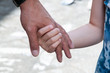 Mädchen hält Hand seines Vaters