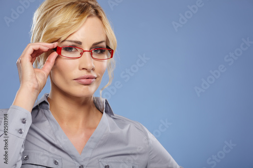Fotografía Smiling businesswoman with glasses looking at the camera