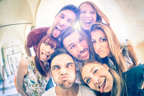Poster Best friends taking selfie and having fun outdoors
