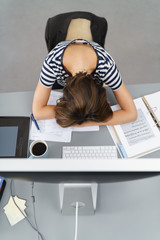 Sticker - verzweifelte frau im büro legt den kopf auf den tisch