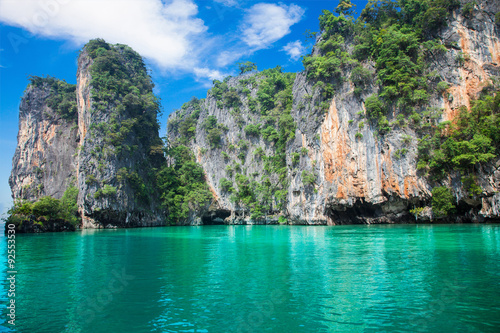 Fotomural Cliff and the clear sea Phi-Phi Leh