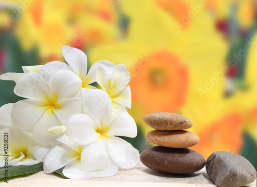 Fotografie, Obraz Zen spa koncept pozadí - Zen masážní kameny s frangipani plumeria květinu