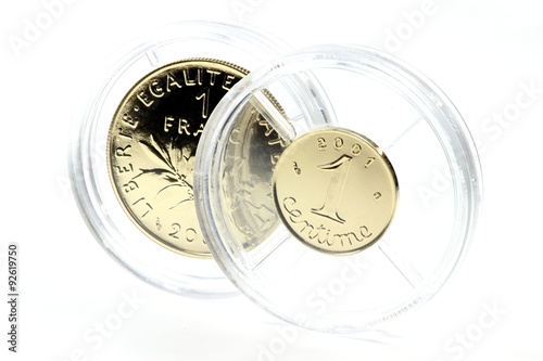 Tela französischer Goldfranc und Goldcentime isoliert auf weißem Hintergrund