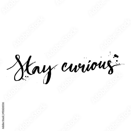 Fotografía Permanece curioso. Caligrafía con gotas de tinta. cita inspirada
