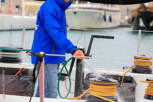 Marinai sistemano la barca a vela