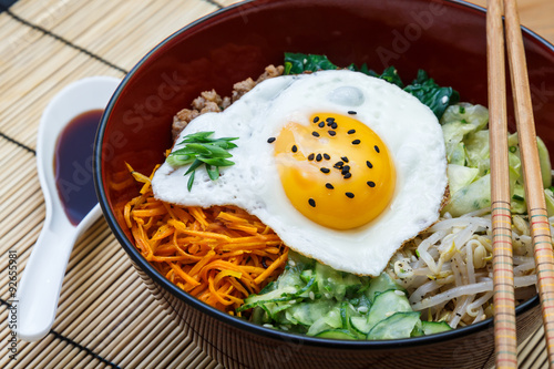 Cuadros en Lienzo Bibimbap, plato coreano primer plano