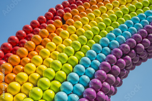 Fotografía Detail of a rainbow made of balls, showing gay colors