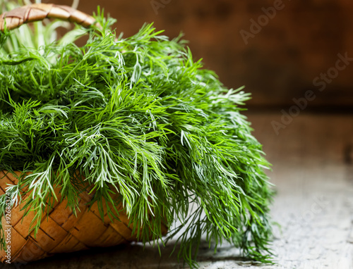 Fotografía Fresh dill from the garden on the old wooden table in rustic sty