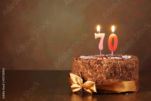 Gâteau au chocolat d'anniversaire avec des bougies allumées comme un certain Poster