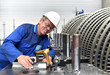 Monteur im Maschinenbau kontrolliert Maße einer Turbine