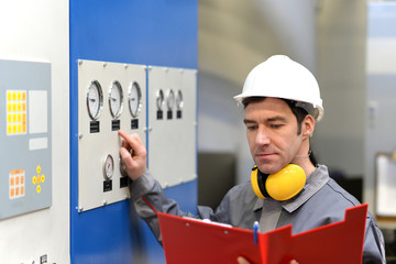 Arbeiter in der Industrie // workmen in industry