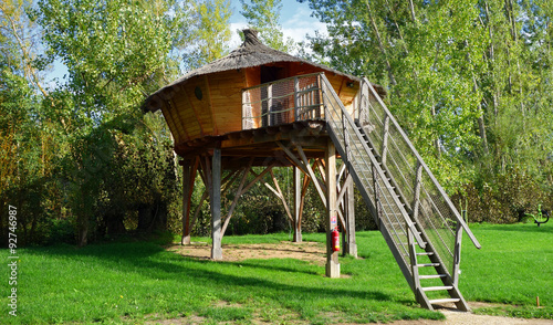 Photographie Une cabane perchée sur pilotis