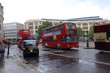Regnerische Straßen von London, Großbritannien mit typischen roten Bussen und schwarzen Taxis