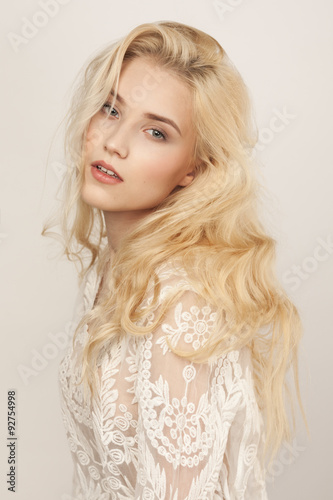 Studio portrait of a beautiful young blond woman Fototapet