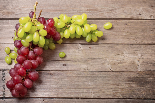 Naklejka na szybę Grapes on a wooden table