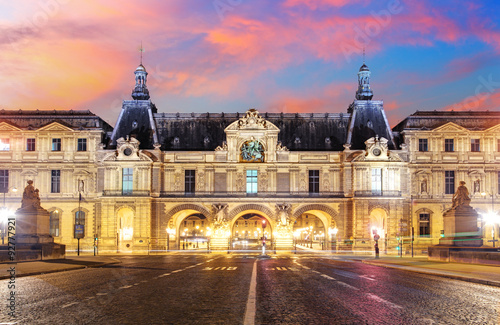 Musée du Louvre à Paris au lever du soleil, France Tableau sur Toile