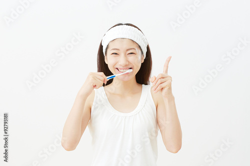 歯磨きする女性 指差し Adobe Stock でこのストック画像を購入して 類似の画像をさらに検索 Adobe Stock