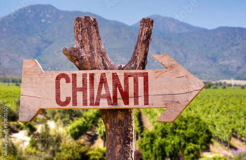 Fotografía Chianti wooden sign with winery background