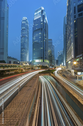 Fotografía Hong Kong city at dusk with busy traffic
