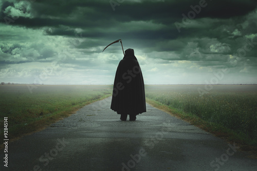 Fotomural Grim reaper walking a desolate road