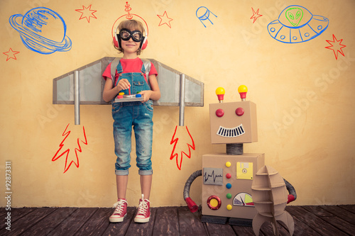 Fotografía Niño feliz jugando con el robot de juguete