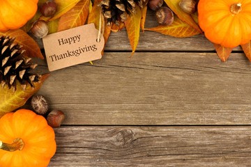Aufkleber - Happy Thanksgiving gift tag with corner border of colorful leaves and pumpkins over a rustic wood background