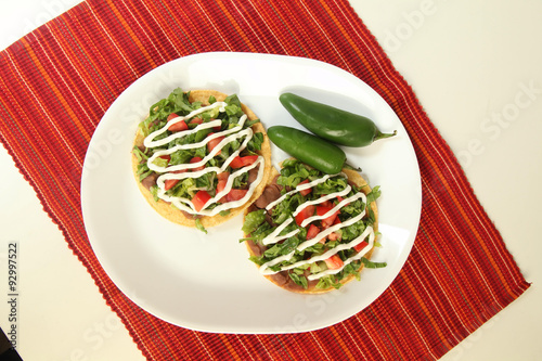 Fotografie, Obraz Tostadas Mexicanas con chile jalapeño, tomate, ajo y crema.
