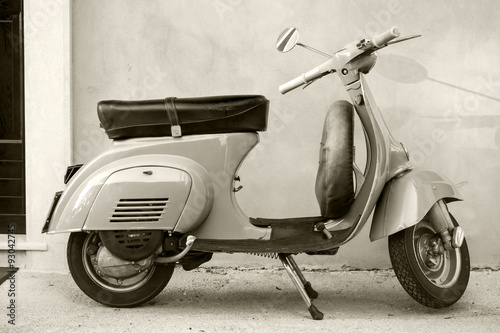 Fotomural Clásica Vespa cerca de la pared