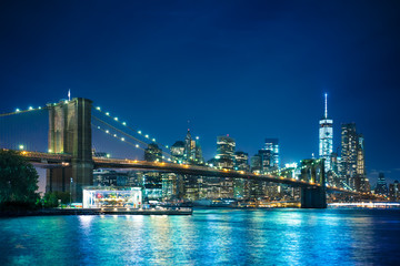 Fototapete - Beautiful night scene of New York City and Brooklyn Bridge looking toward Manhattan