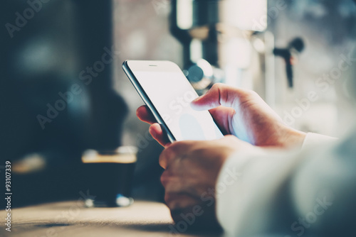 Fotografia Inteligentny telefon za pomocą kobiece strony. Efekty wizualne.