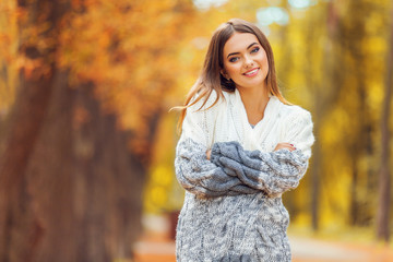 Wall Mural - Beautiful woman in autumn park