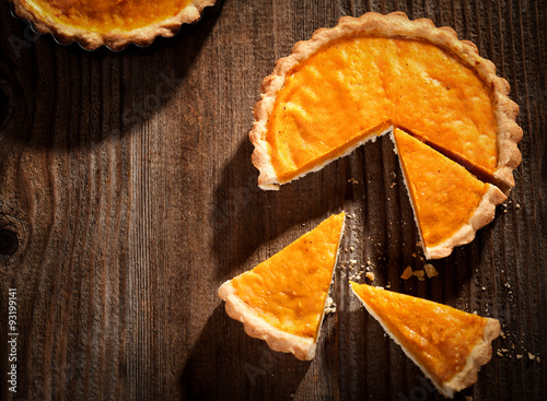 Fotografía Tarta de calabaza en una mesa de madera rústica