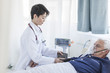 © Westend61 - Doctor taking blood pressure of senior man with oxygen mask in a hospital