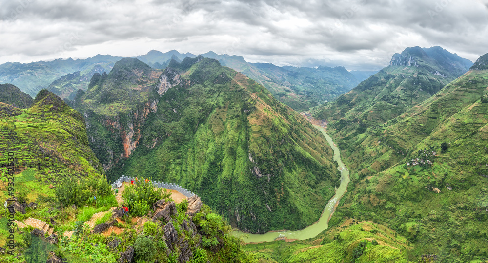 Obraz na płótnie Nho Que river valley on the rocky plateau of Ha Giang followed hills covered with green grass and cloud cover make nature more majestic than w salonie